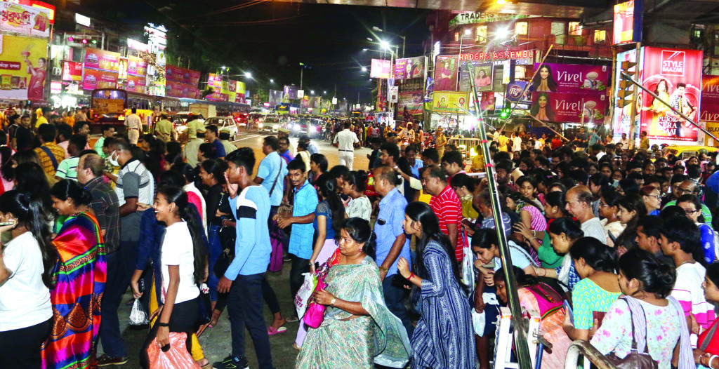 738404-last-minute-shopping-crowd-at-gariahat-3